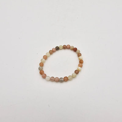 bracelet en perles ronde en pierres de lune de différentes couleurs.