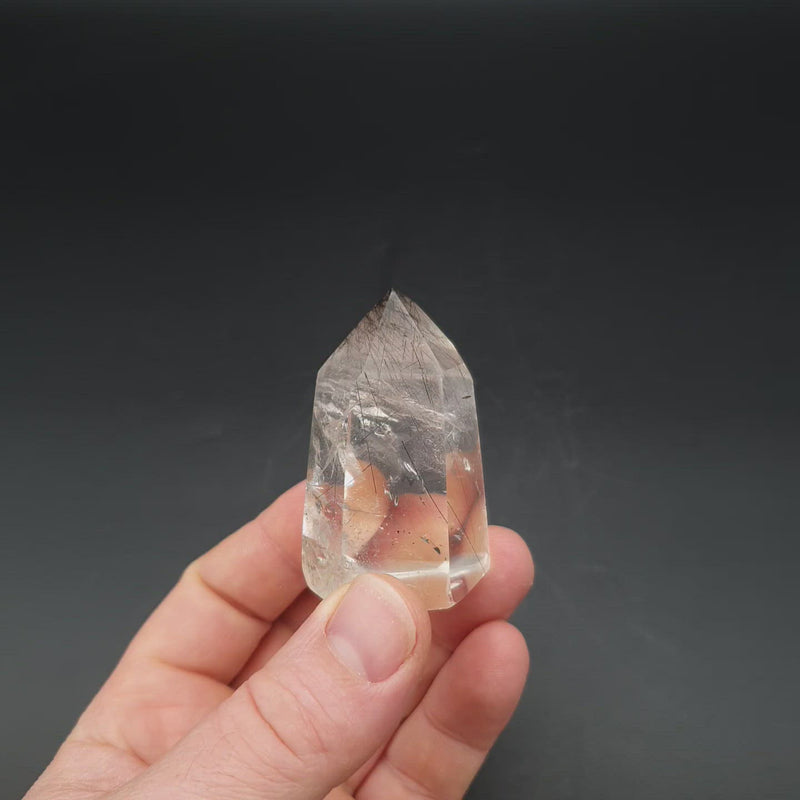 pointe de quartz à inclusions de tourmaline noire