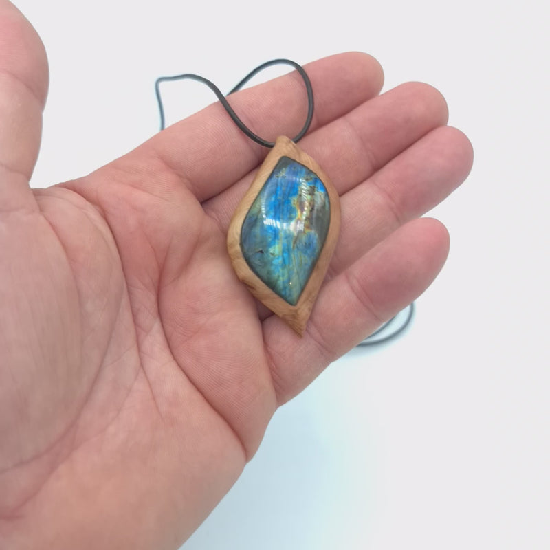 amulette en labradorite et bois de Cade