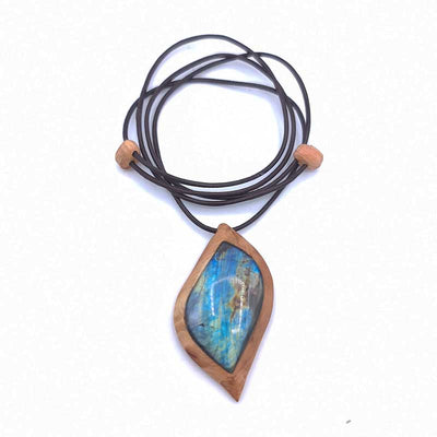 Amulette en labradorite et bois de Cade