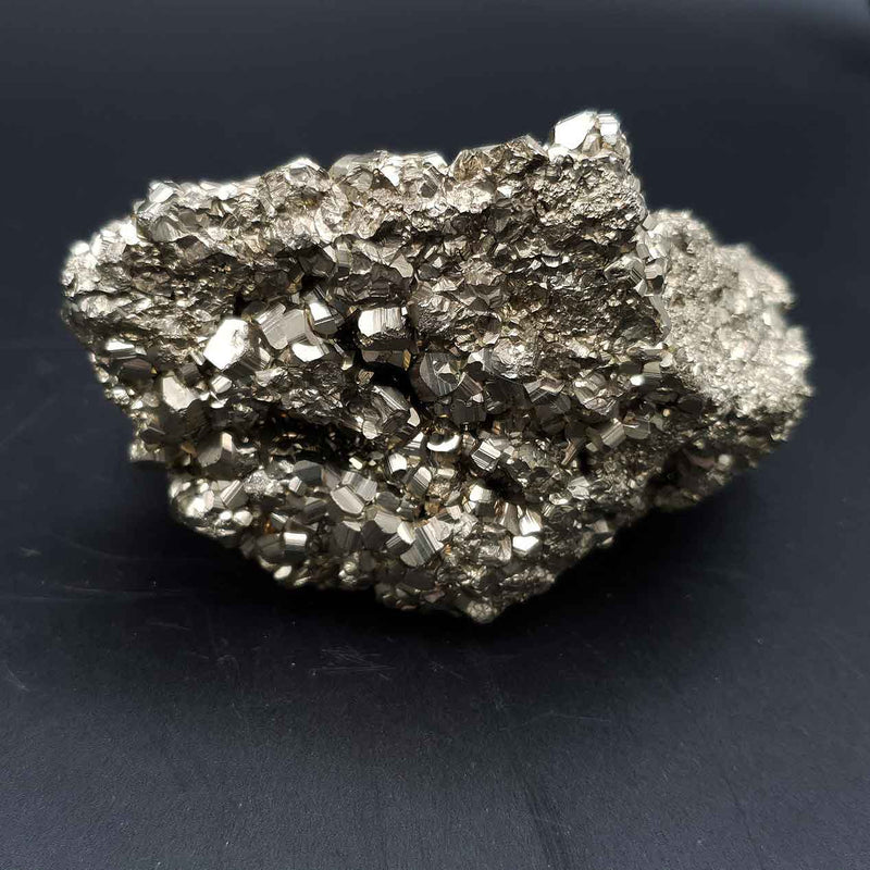 Amas de cristaux de pyrite de fer