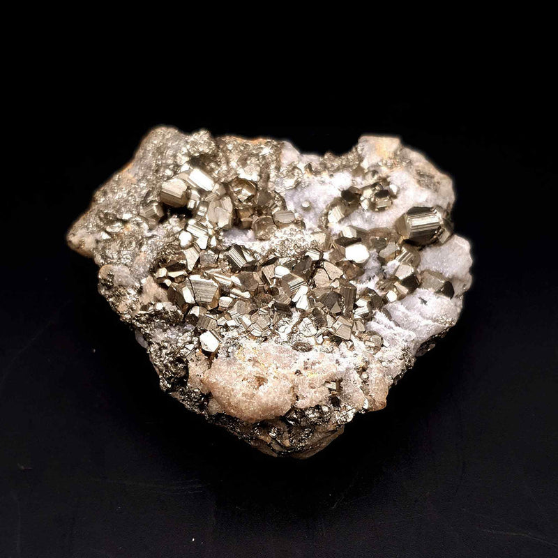 Amas de cristaux de pyrite de fer