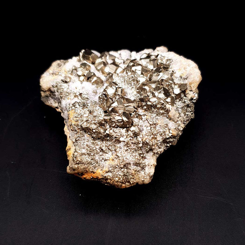 Amas de cristaux de pyrite de fer