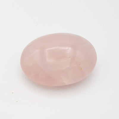 galet en quartz rose de Madagascar