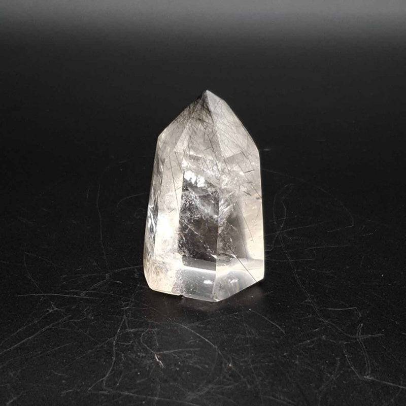 Pointe de quartz à inclusions de tourmaline noire