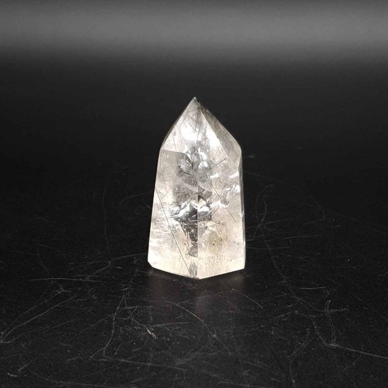 Pointe de quartz à inclusions de tourmaline noire