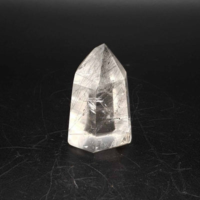 pointe de quartz à inclusions de tourmaline noire